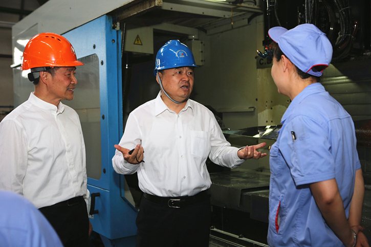 郝鵬與哈電集團一線生產人員深入交流 郝鵬與哈電集團一線生產人員深入交流